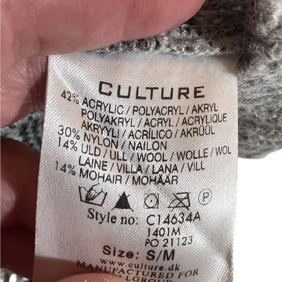 Culture ||  Hip & Modern lighter sweater. So many option on how to wear. - Picture 5 of 10